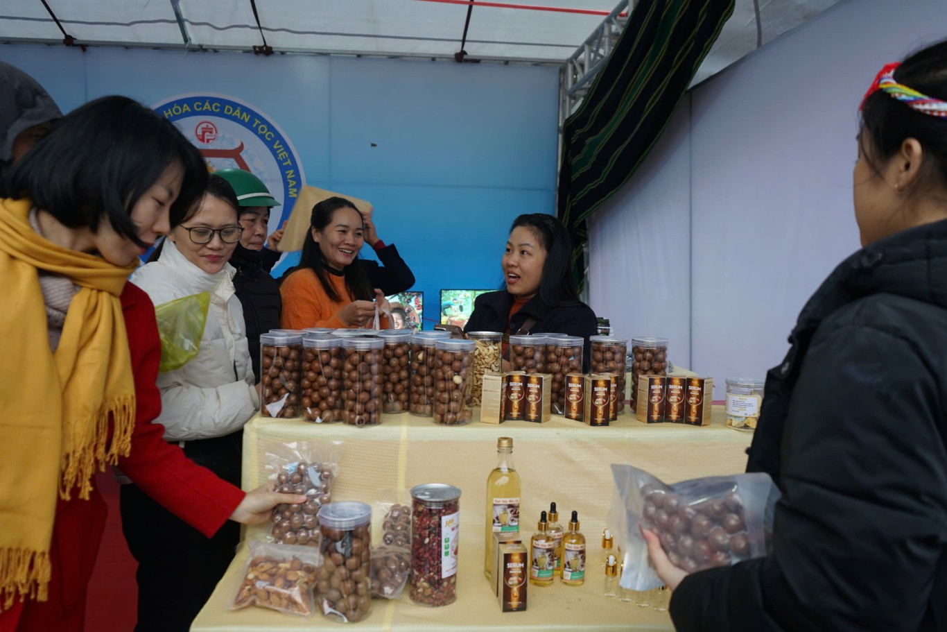 Gian h&agrave;ng trưng b&agrave;y c&aacute;c sản phẩm hạt macca 